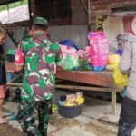 Danramil Kecamatan Permata Intan Bersama Anggotanya Berjibaku Bantu Warga Kebanjiran