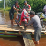 Babinsa Membantu Dan Bagikan sembako Terhadap Masyarakat yang terdampak banjir