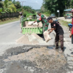 Babinsa dan Masyarakat Gotong Royong Perbaiki Jalan Rusak di Desa Riam Durian